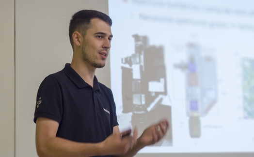 Optical system for the measurement of the surface topography of additively manufactured parts