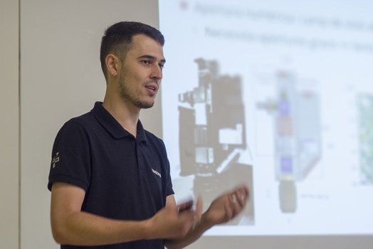 Optical system for the measurement of the surface topography of additively manufactured parts