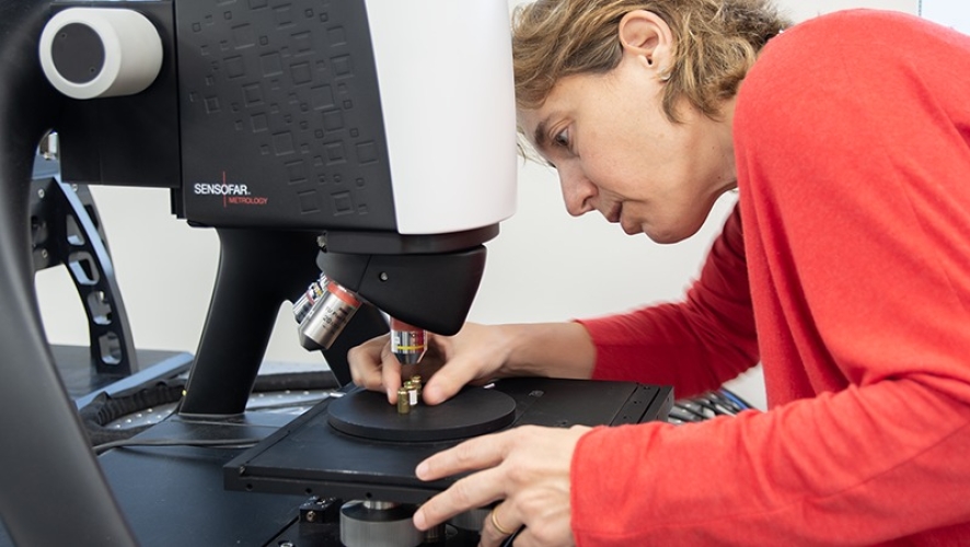 A device for the color measurement and detection of spots on the skin