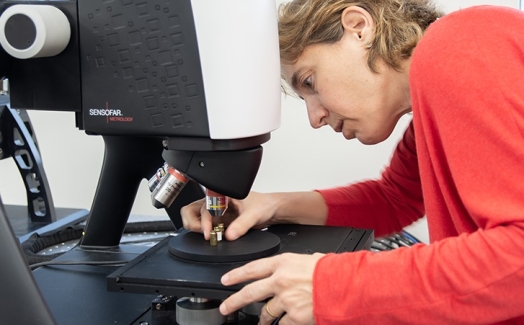 A device for the color measurement and detection of spots on the skin