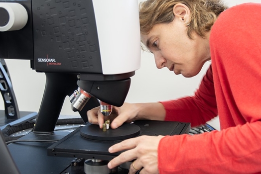 A device for the color measurement and detection of spots on the skin