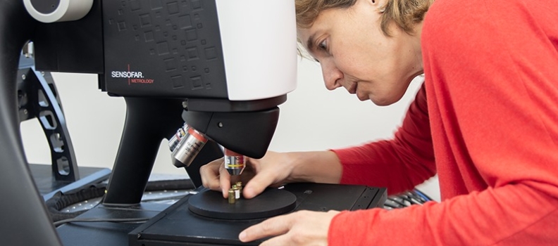 A device for the color measurement and detection of spots on the skin